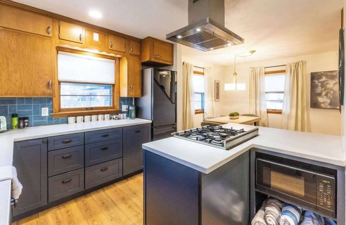 Near South House | Fun Family Home. Hot Tub, Fire Pit & Game Room