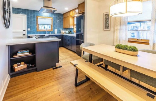 Near South House | Fun Family Home. Hot Tub, Fire Pit & Game Room