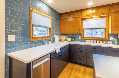 Near South House | Fun Family Home. Hot Tub, Fire Pit & Game Room