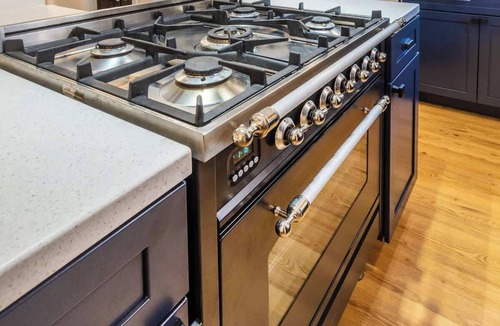 Near South House | Fun Family Home. Hot Tub, Fire Pit & Game Room