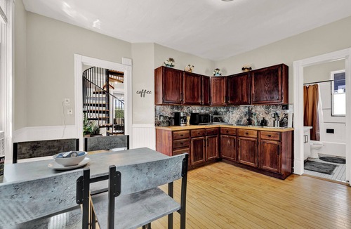 Lower East Side House | Fun, style & comfort Eastside downtown 4 bedroom townhome near attractions