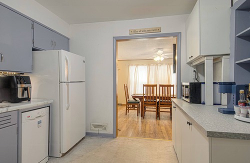 Independence House | Game Day Getaway! Delightful 3-bedroom house with AC in charming Independence