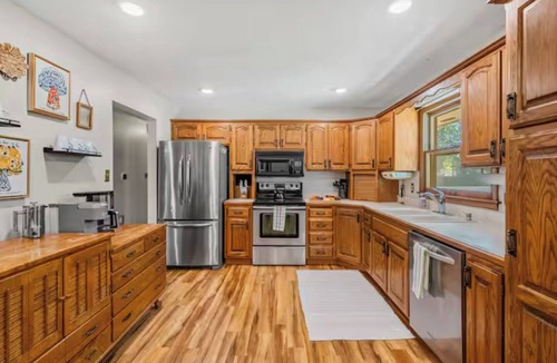 Manhattan House | Game Room- Huge Yard- 1 mile to K-State Sports Complex
