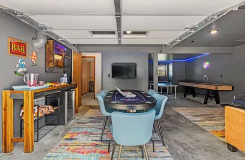Manhattan House | Game Room- Huge Yard- 1 mile to K-State Sports Complex