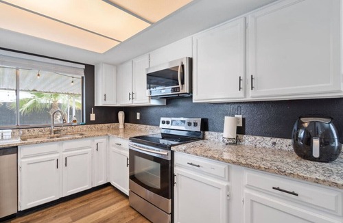Country Meadows House | Glendale Getaway Parkwest Pool · Glendale GetAway|Pool |Stadium| Westgate| King Bed
