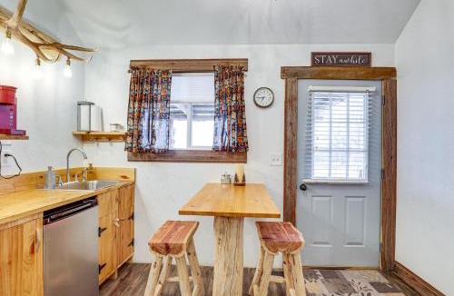 Adams County House | Glenvil Cabin w/Gas Grill: Steps to Dock & Pond!