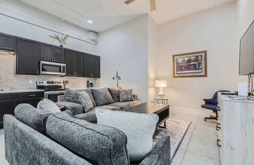 Golden Condo | Golden Getaway - Spacious 2BR - Walk to Trails