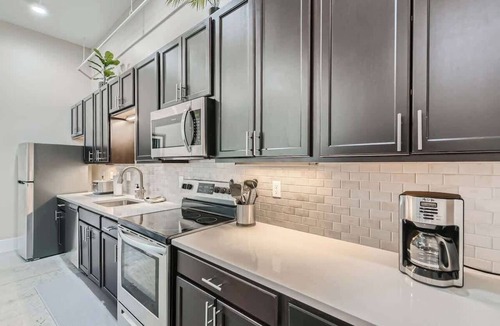 Golden Condo | Golden Getaway - Spacious 2BR - Walk to Trails