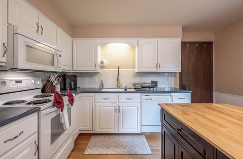 Applewood West House | Golden Home in the Valley near Red Rocks