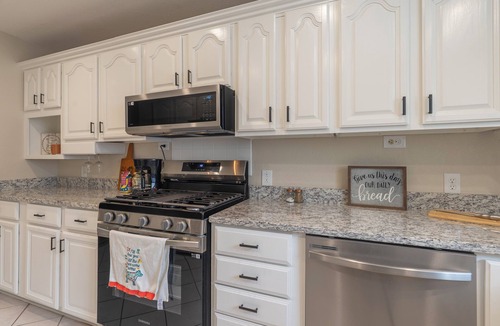 Claremore Cottage | Goldfinch Guesthouse: Charming Family Home Near Lake & Downtown Claremore