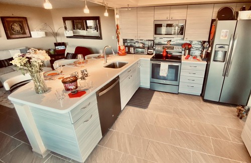 Ladera West House | Golf Course, Mnt Views, Balloons, King Bed, Veranda, Yard, 3 BD, WIFI, BBQ, WD