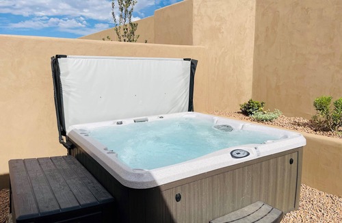 St. George House | Golfside 4BR - 3 King Suites, w/Hot Tub & Firepit