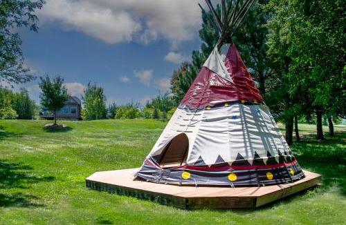 Stocking House | Gorgeous and Modern Cabin Rental with Lake Views near Omaha, Nebraska
