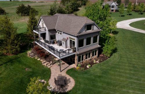 Stocking House | Gorgeous and Modern Cabin Rental with Lake Views near Omaha, Nebraska