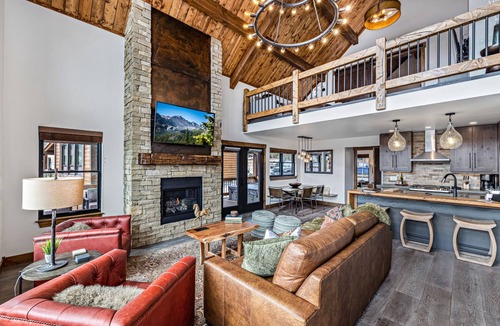 Estes Park Cabin | Gorgeous Views! Jacuzzi, Indoor/Outdoor Fireplace, Two large Patios