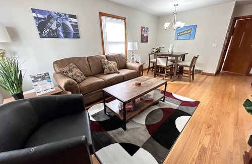 Racine House | Graceland! Pro Cleaned, Self Check In, Sleeps 8