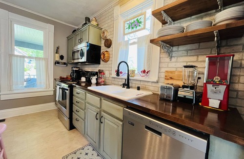 De Soto House | Grandma B’s House: Victorian 3BR Near KC Weddings & WC26