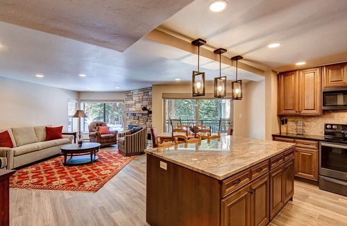 Peak 9 Condo | Great location, Sleeps 6, Walk to lifts/downtown, Garage parking!