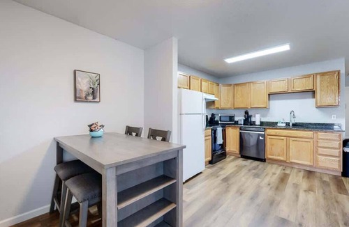 Brighton Apartment | Great Two King Bed Rooms Near Airport Ideal Stay!