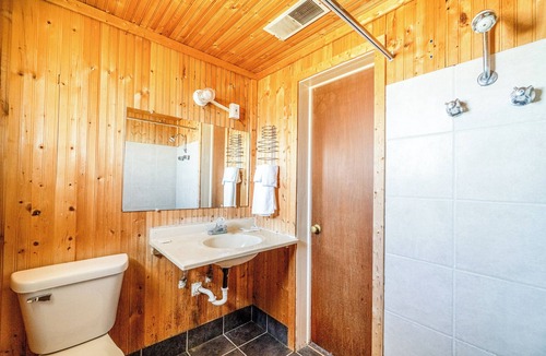 La Crosse Hotel | Green Acre Motel by OYO Near Rush County Airport