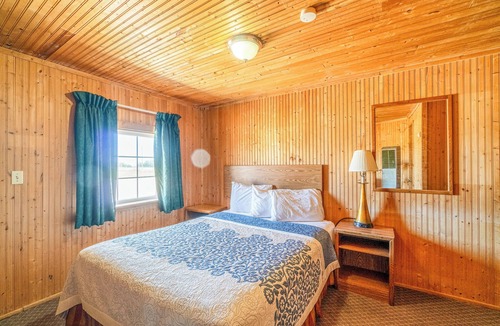 La Crosse Hotel | Green Acre Motel by OYO Near Rush County Airport