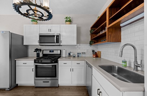 Englewood House | Group Retreat with Hot Tub, Gym, Sauna, and Fire Pit