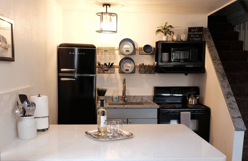 Sand Springs House | Guesthouse on Sunset