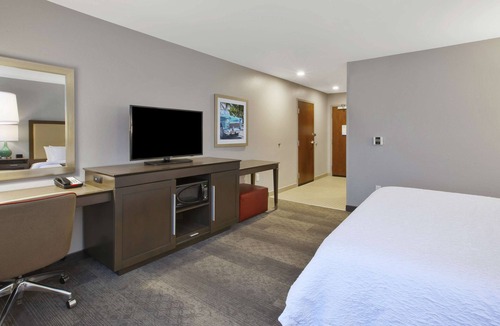 Dearborn Hotel | Hampton Inn by Hilton Detroit Dearborn