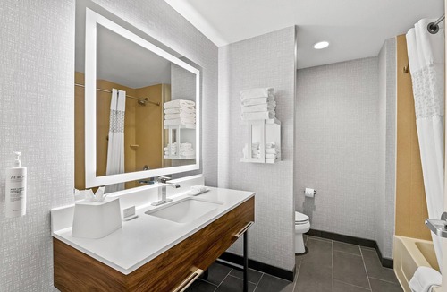 West Omaha Hotel | Hampton Inn Omaha/West Dodge Road (Old Mill)