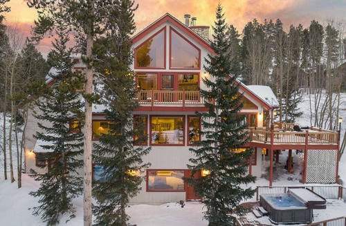 Warrior's Mark West House | Happy Trails Lodge Home: Large, Stylish, Hot Tub