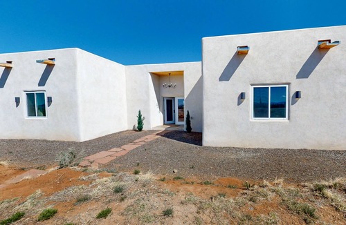 Arroyo Hondo House | Haven in Arroyo Hondo: Stylish 4-Bedroom Retreat with Stunning Views