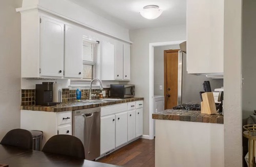 Broken Arrow House | Heart of BA Home - Family Friendly - Bella’s Casa