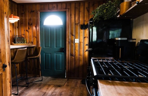 Bellevue Cabin | Heartbreaker|Log Cabin + Hot Tub w/TV+ Pickleball