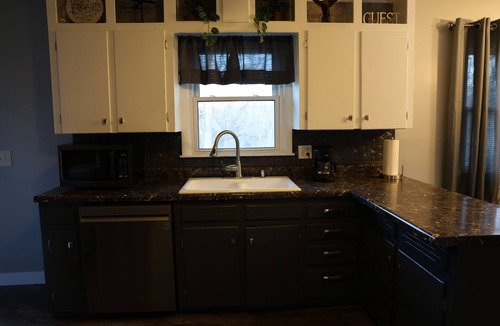 Sugar Creek House | Heartland Haven in Kansas City Area: Pet Friendly -fenced yard &Newly Remodeled!
