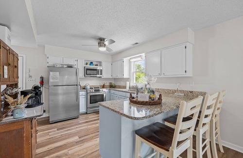 Emerald Isle House | *Heated Pool Oasis* Oceanside * Standalone Beach House * Centrally Located*