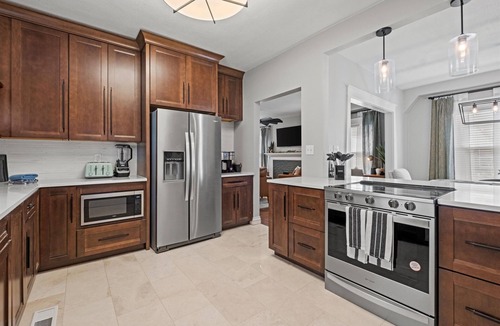 South Hyde Park House | Heights At Hyde Park Home - Walk to Nelson + Streetcar + Parking!