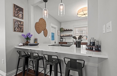 South Hyde Park House | Heights At Hyde Park Home - Walk to Nelson + Streetcar + Parking!