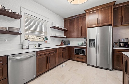 South Hyde Park House | Heights At Hyde Park Home - Walk to Nelson + Streetcar + Parking!