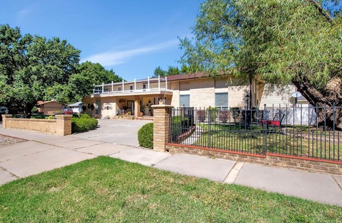 Wichita Apartment | Hidden Gem! 1-bedroom studio, WIFI and Parking.