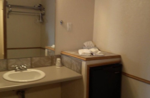 Rocky Ford Hotel | High Chaparral Inn