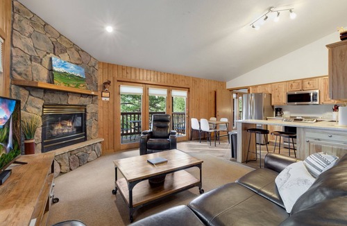 Estes Park Condo | Hillside Mountain Retreat Fireplace Near RMNP