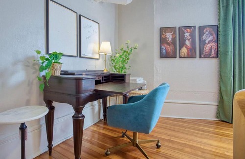 Southmoreland Apartment | Historic 1Bdrm - Parking - Walk to Restaurants & Westport!