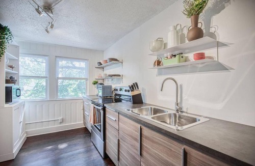 Southmoreland Apartment | Historic 1Bdrm - Parking - Walk to Restaurants & Westport!
