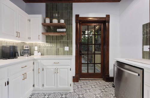 Southmoreland House | Historic 4BR Home, Near Plaza and Downtown w/Spa Bath and 2 King Beds. Sleep 8