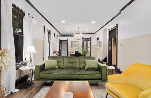Southmoreland House | Historic 4BR Home, Near Plaza and Downtown w/Spa Bath and 2 King Beds. Sleep 8