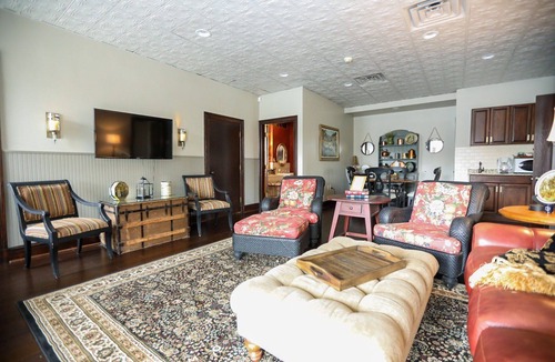 Hanover Place Bed & Breakfast | Historic Building - 5 Bedroom with On-site Parking in Midtown Kansas City!