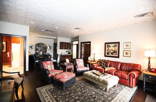 Hanover Place Bed & Breakfast | Historic Building - 5 Bedroom with On-site Parking in Midtown Kansas City!