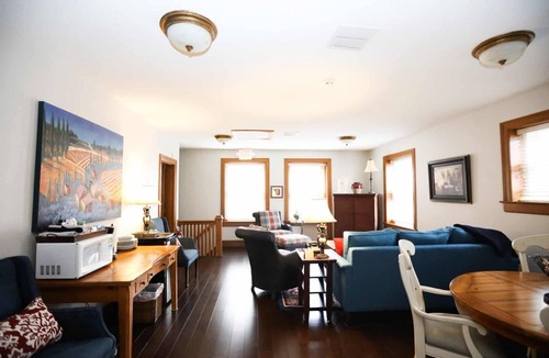Hanover Place Bed & Breakfast | Historic Building - 5 Bedroom with On-site Parking in Midtown Kansas City!
