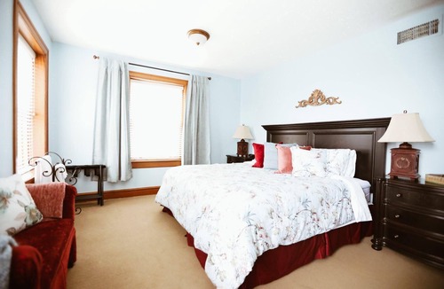 Hanover Place Bed & Breakfast | Historic Building - 5 Bedroom with On-site Parking in Midtown Kansas City!