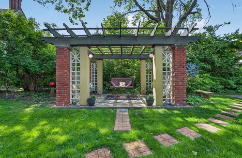 Central Hyde Park Cottage | Historic CarHse 2 BR/2 Bath Luxury Apt-CLOSE to PubTrnsp,Garg&Off-StrtPrk-EVChgr